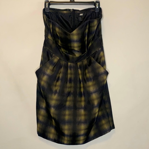 H&M Dresses & Skirts - H&M Strapless Fitted Dress